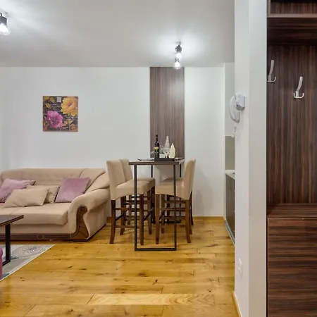 Avala 26, Kompleks Titova *